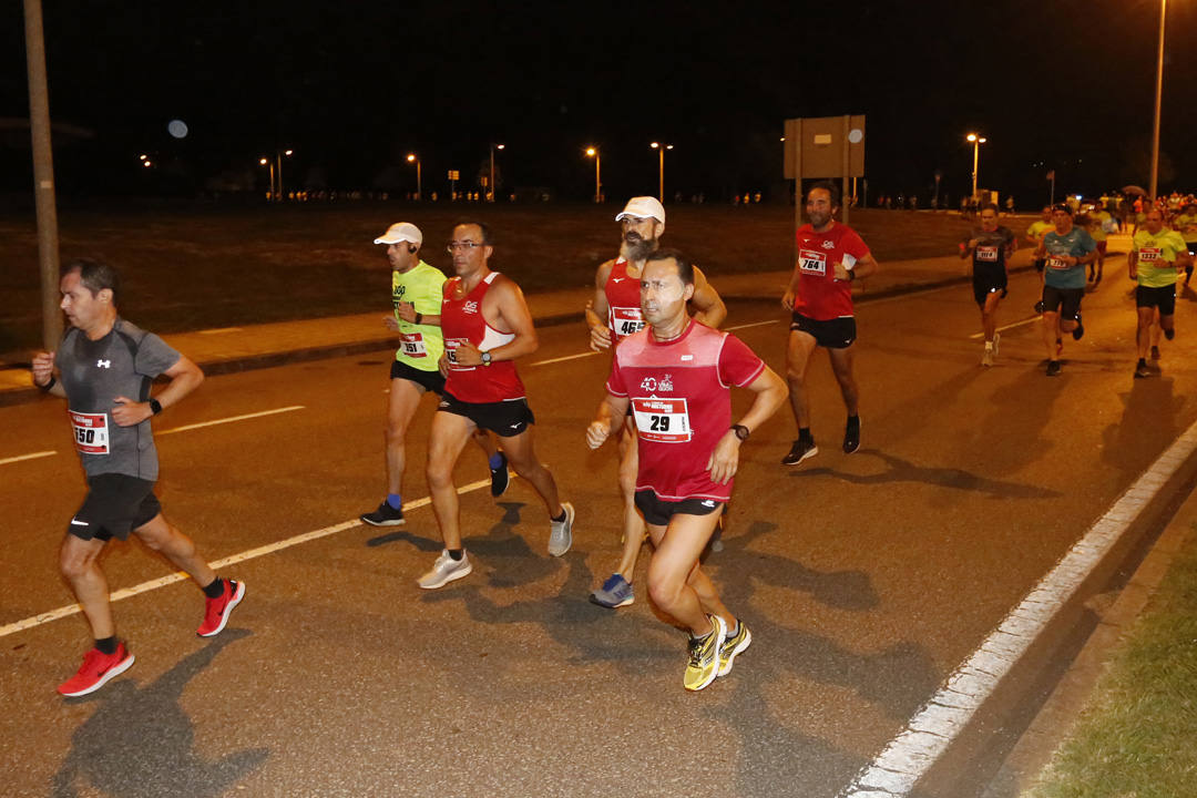 Una multitud de corredores recorrieron las calles de la ciudad iluminándola a cada zancada.