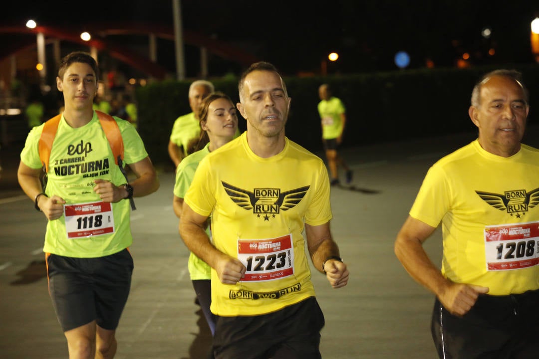 Una multitud de corredores recorrieron las calles de la ciudad iluminándola a cada zancada.