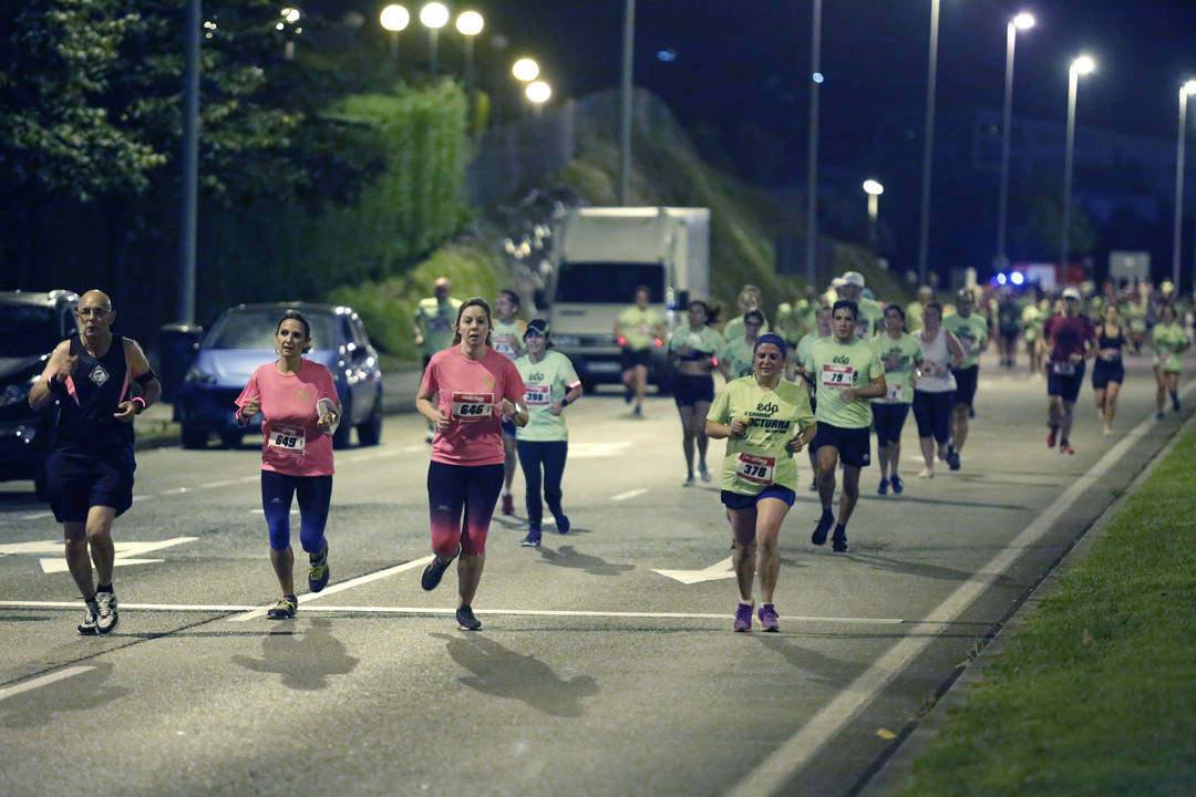Una multitud de corredores recorrieron las calles de la ciudad iluminándola a cada zancada.