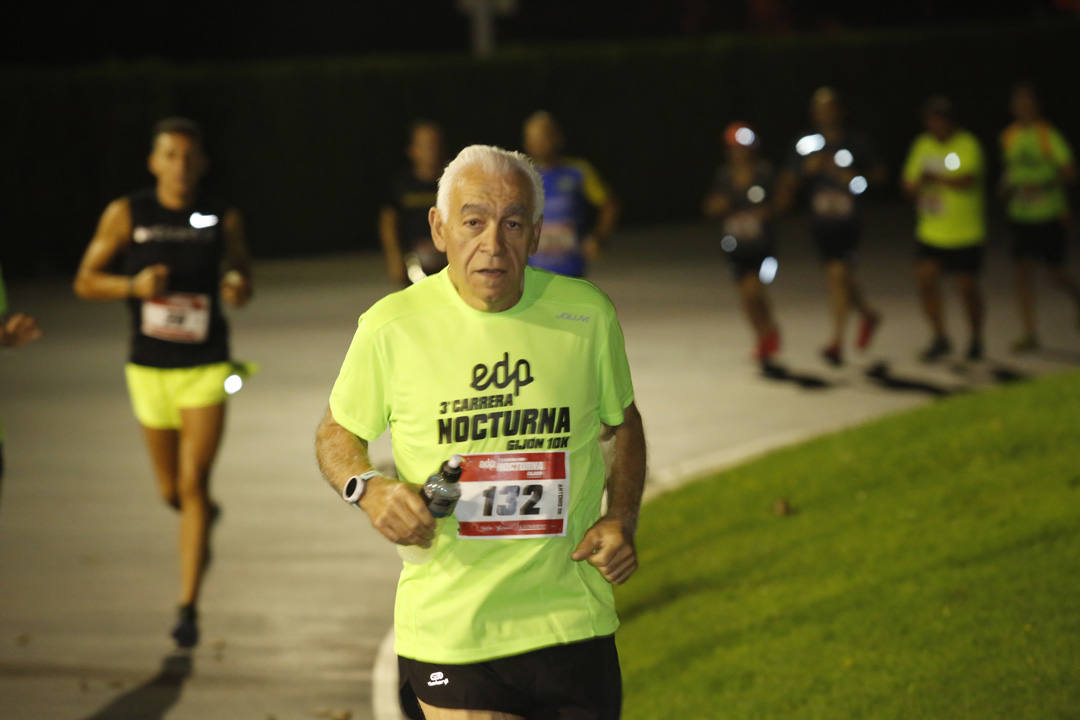 Una multitud de corredores recorrieron las calles de la ciudad iluminándola a cada zancada.