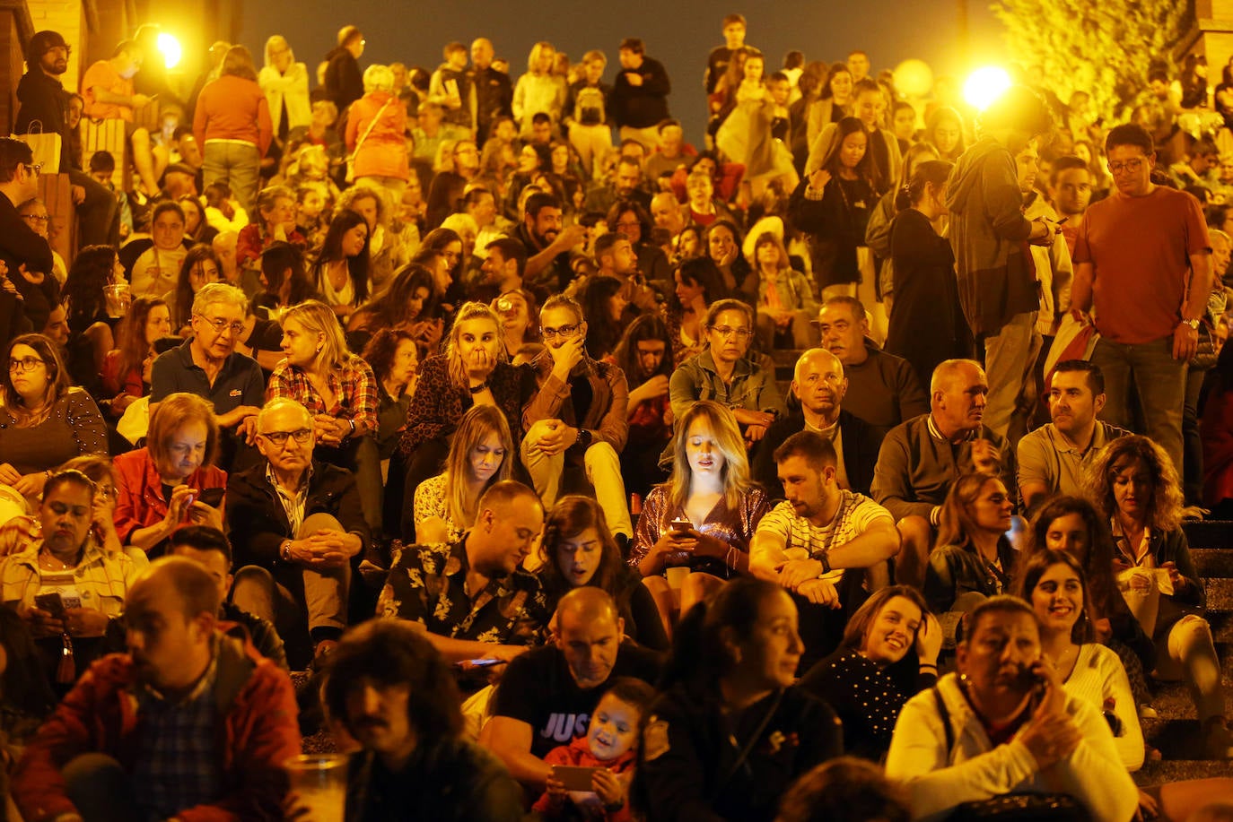 Miles de ovetenses acudieron al parque de Invierno para cumplir con la tradición y disfrutar a medianoche de 4.327 unidades de pirotecnia.