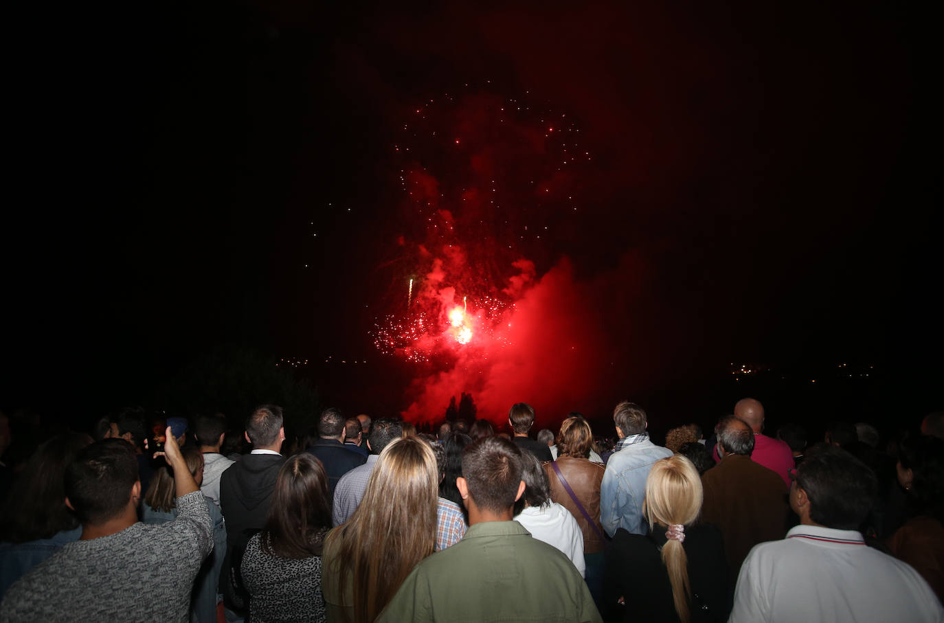 Miles de ovetenses acudieron al parque de Invierno para cumplir con la tradición y disfrutar a medianoche de 4.327 unidades de pirotecnia.