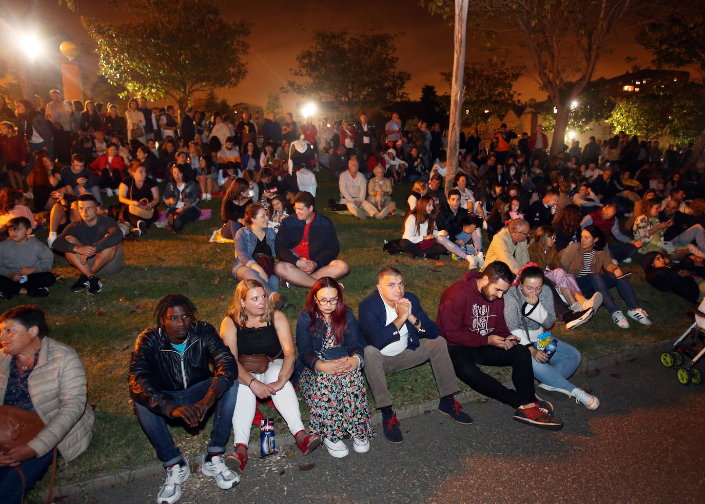 Miles de ovetenses acudieron al parque de Invierno para cumplir con la tradición y disfrutar a medianoche de 4.327 unidades de pirotecnia.