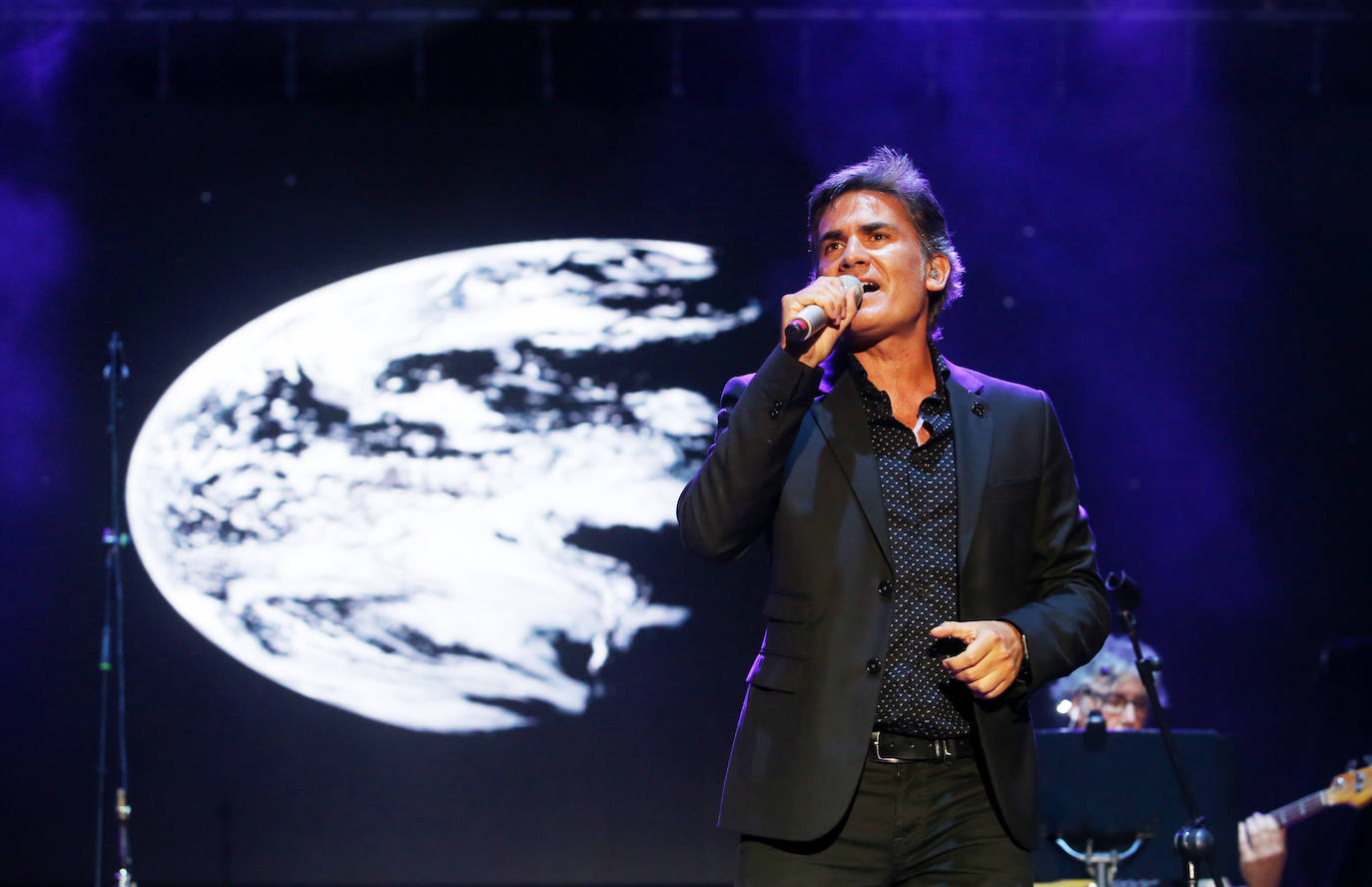 El cantante ofreció un concierto en el día grande de las fiestas de Oviedo