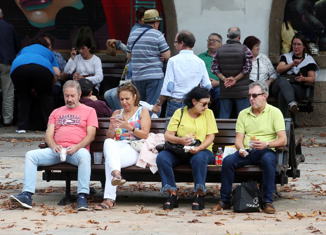 La Sociedad Ovetense de Festejos repartió cerca de 4.000 raciones junto a sus respectivas botellas de vino.