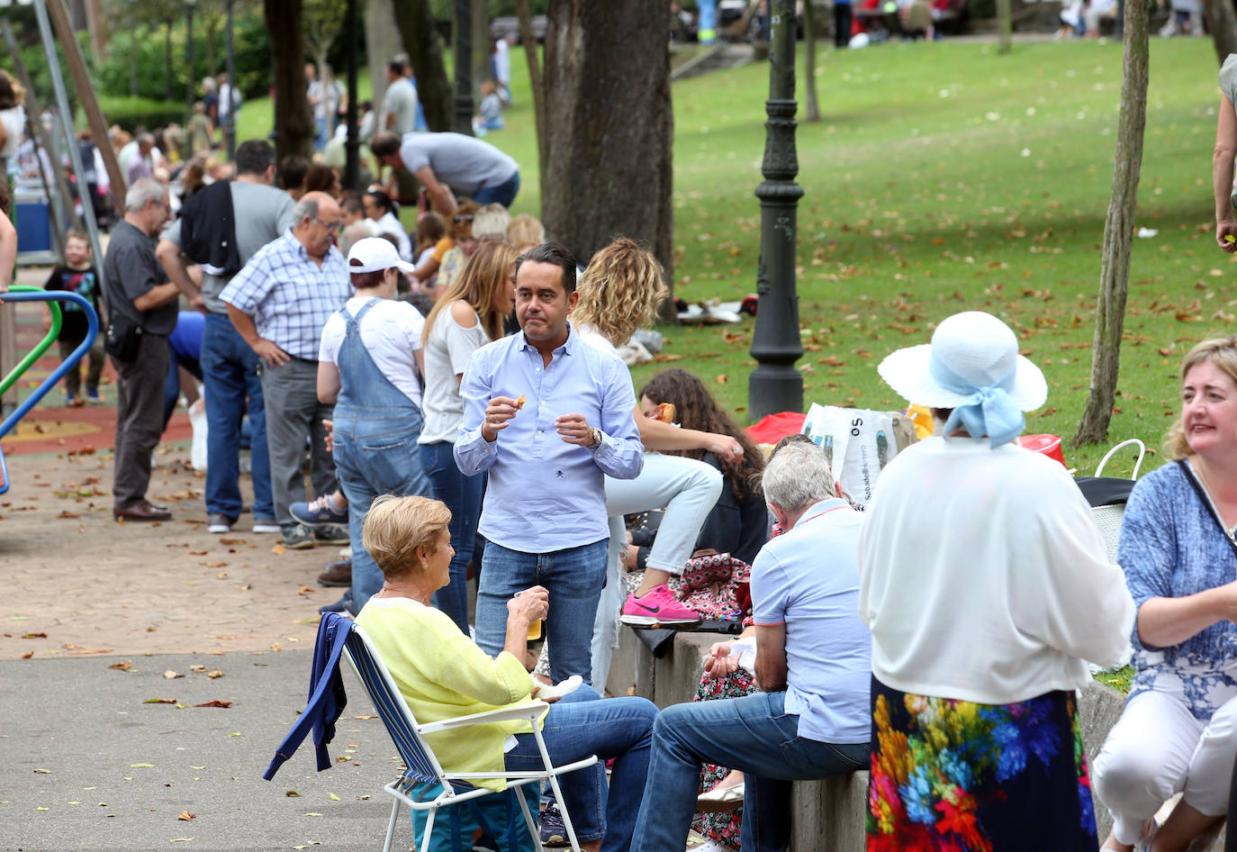 La Sociedad Ovetense de Festejos repartió cerca de 4.000 raciones junto a sus respectivas botellas de vino.