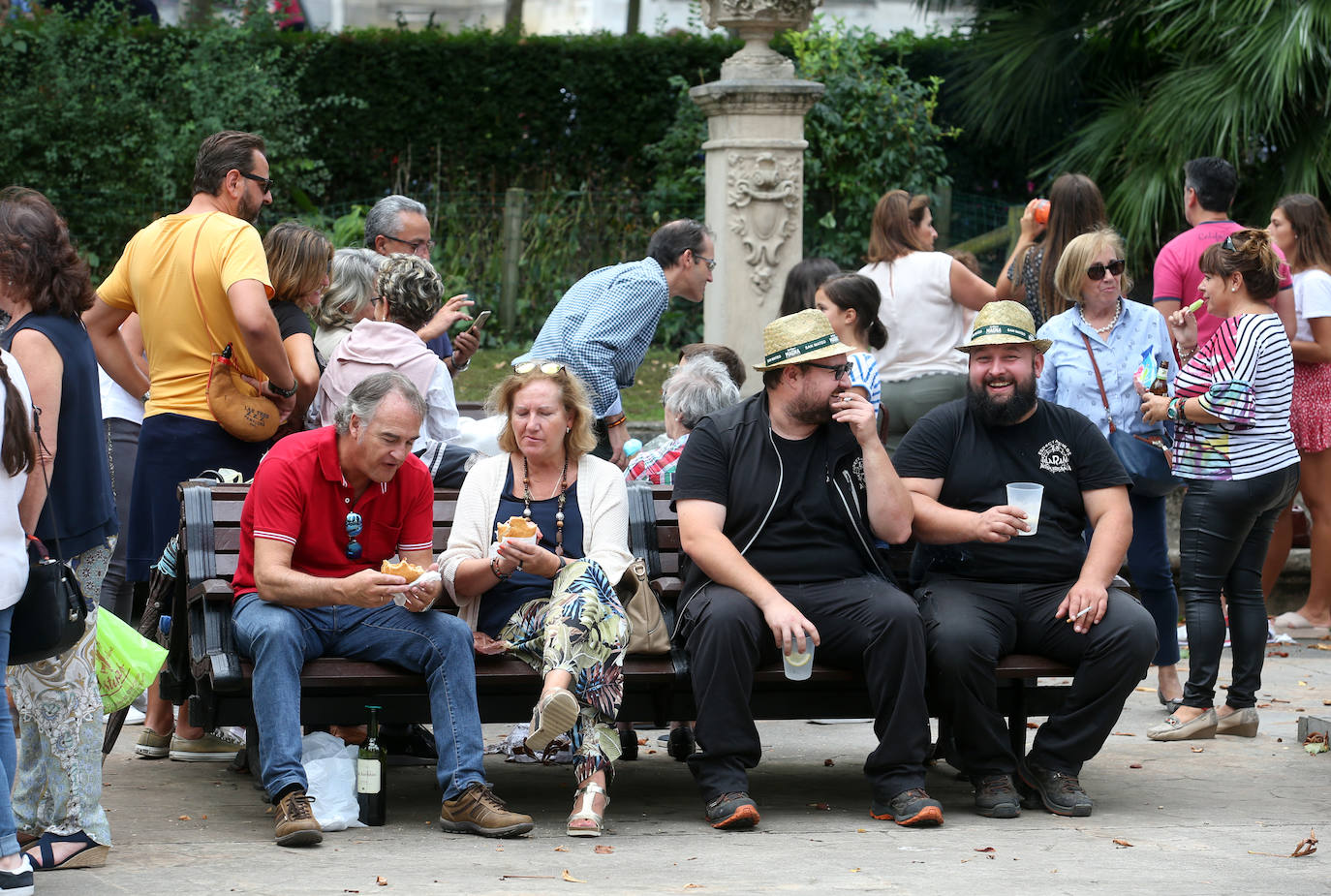 La Sociedad Ovetense de Festejos repartió cerca de 4.000 raciones junto a sus respectivas botellas de vino.
