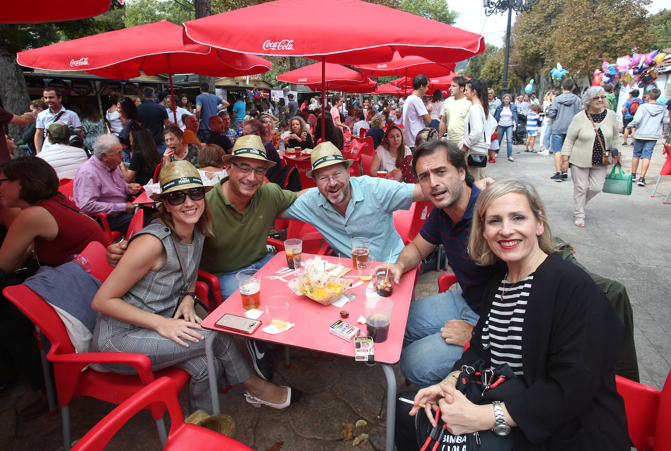 La Sociedad Ovetense de Festejos repartió cerca de 4.000 raciones junto a sus respectivas botellas de vino.