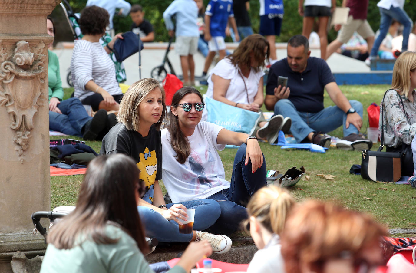 La Sociedad Ovetense de Festejos repartió cerca de 4.000 raciones junto a sus respectivas botellas de vino.