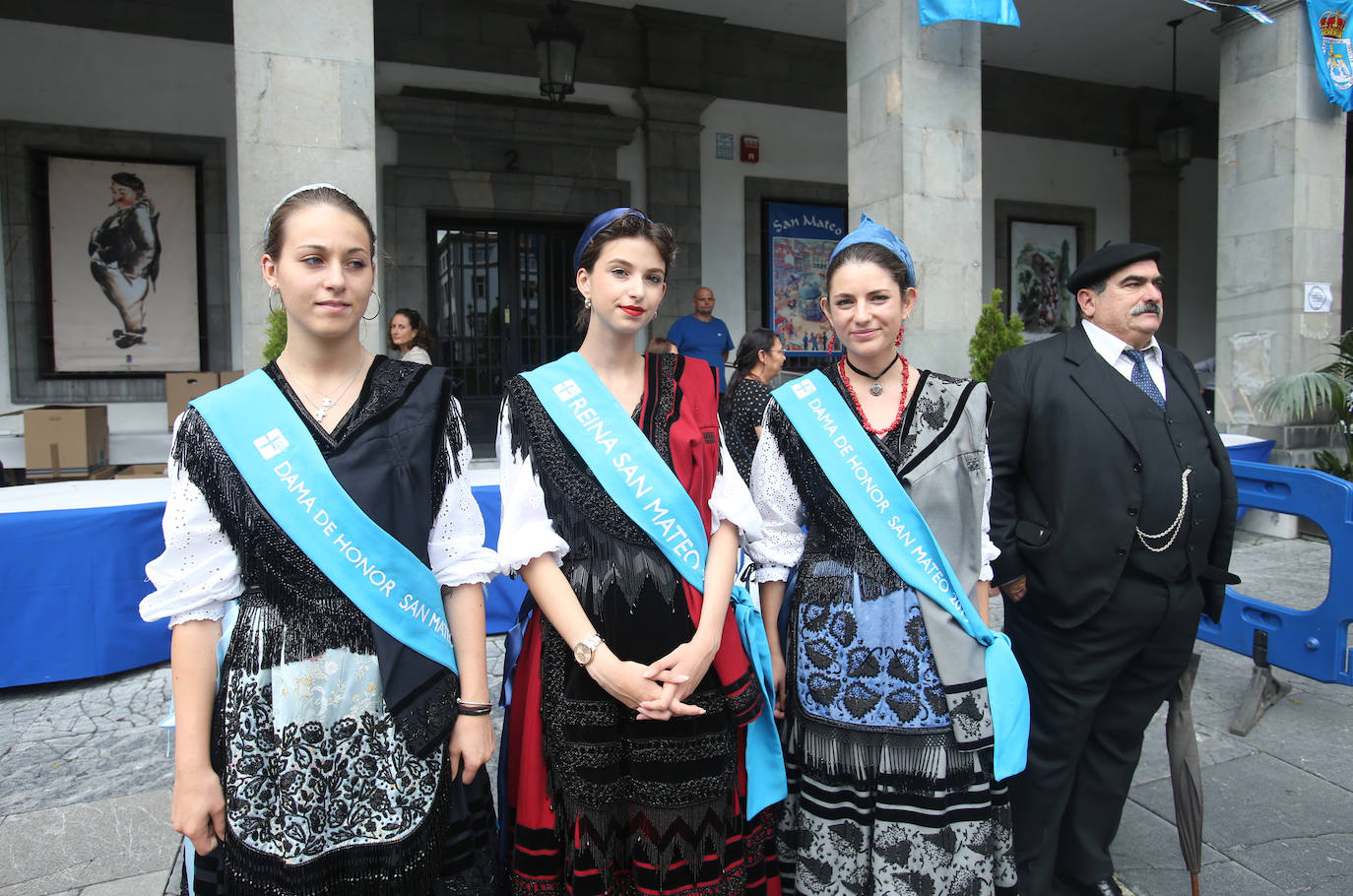 La Sociedad Ovetense de Festejos repartió cerca de 4.000 raciones junto a sus respectivas botellas de vino.