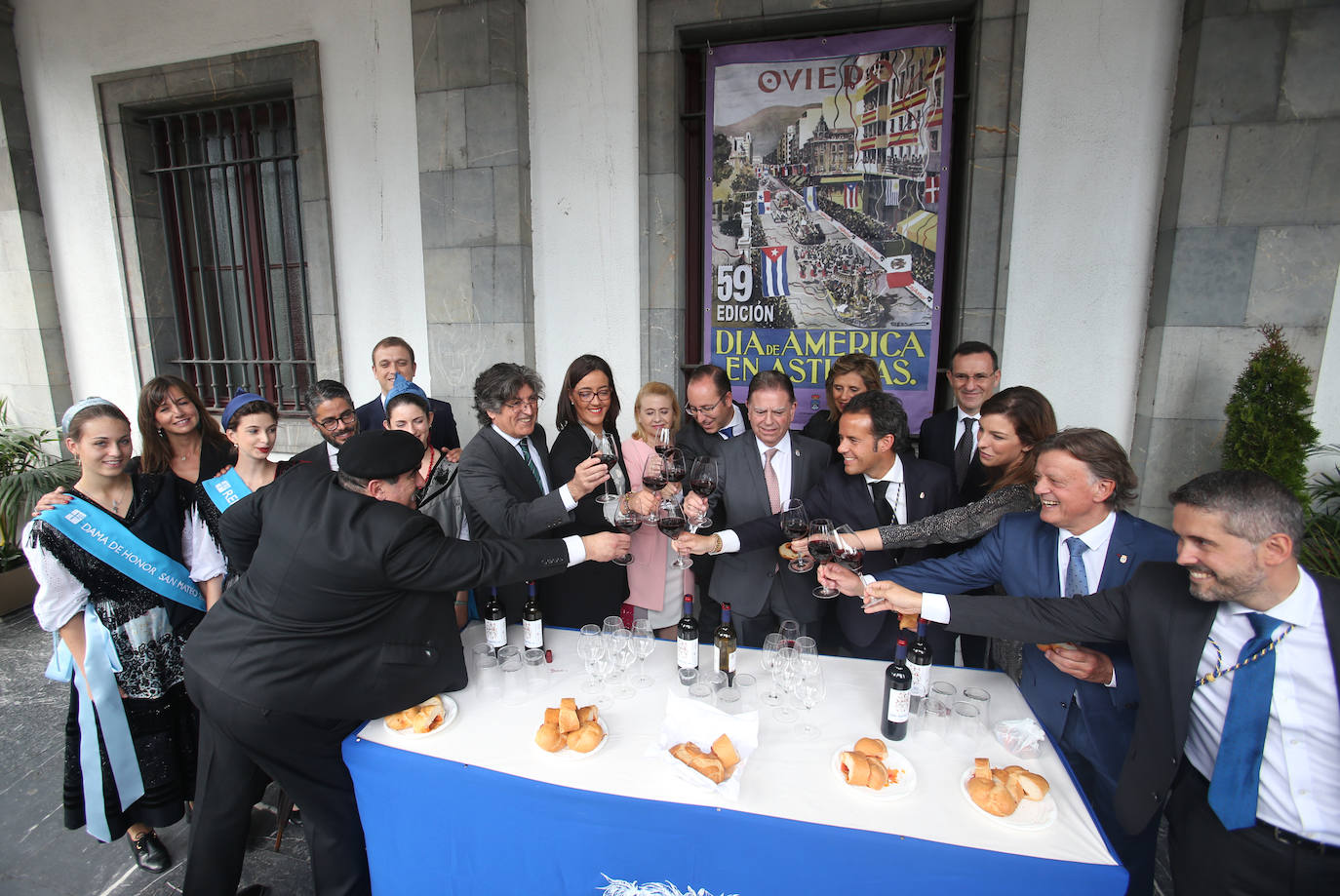 La Sociedad Ovetense de Festejos repartió cerca de 4.000 raciones junto a sus respectivas botellas de vino.