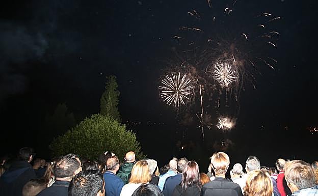 Los fuegos artificiales, de la mano de Pirotecnia Xaraiva, brillaron en una noche con una ligera niebla. 