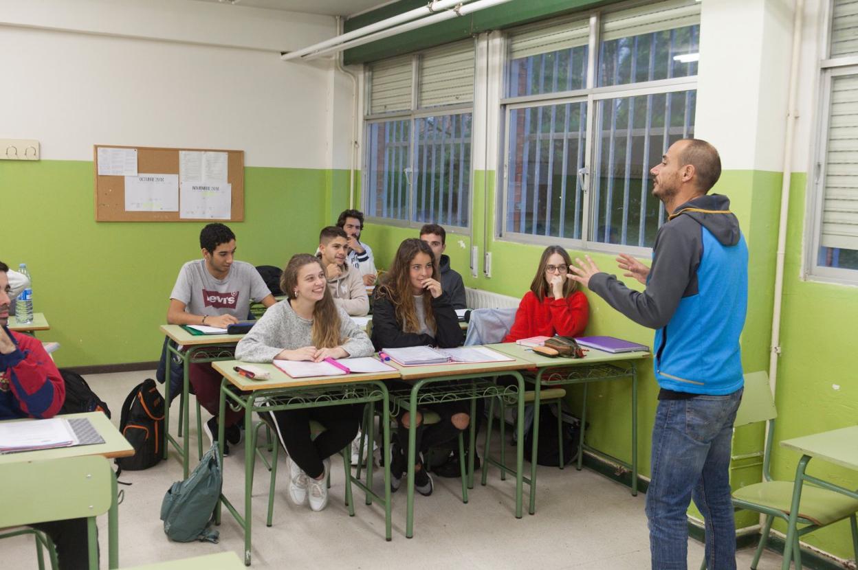 Un grupo de alumnos atiende a las explicaciones de un docente en el centro de FP del Deporte. 
