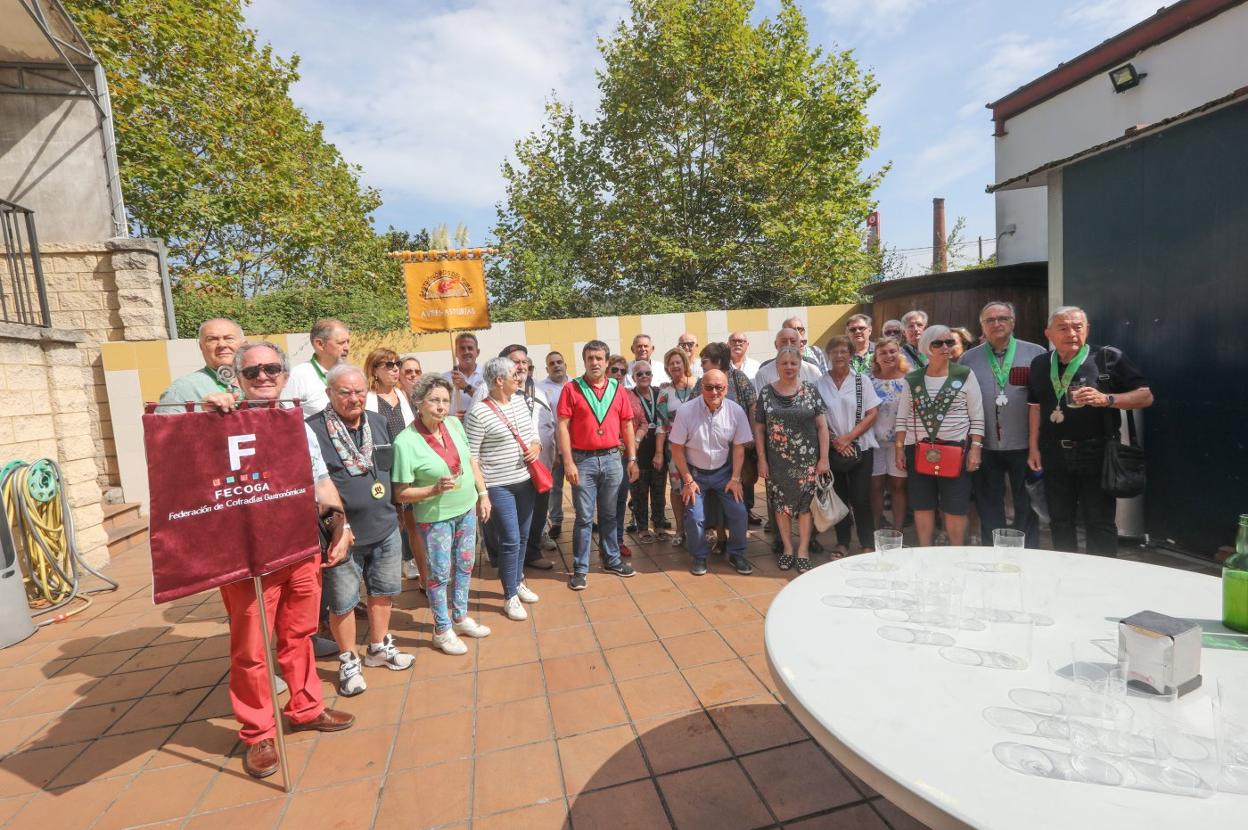 Las dieciséis cofradías se reunieron en el Yumay tras descubrir el Camino de Santiago en Avilés. 