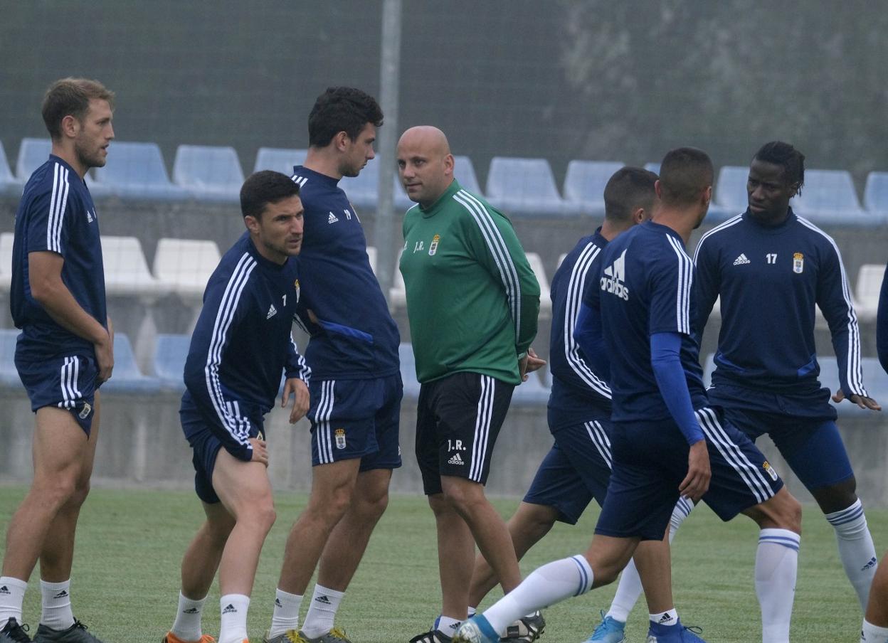 Javi Rozada, durante el entrenamiento que dirigió ayer en las instalaciones de El Requexón. 