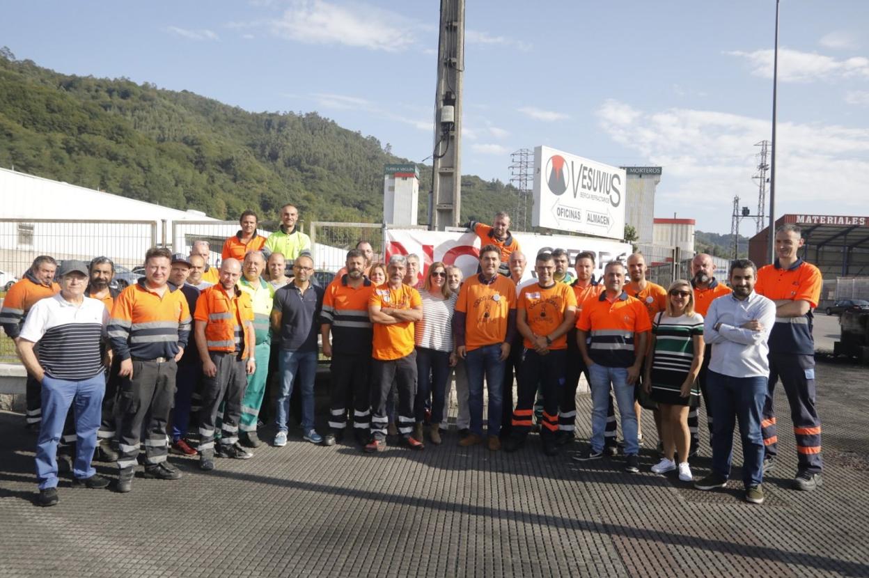 El eurodiputado Jonás Fernández, con la camiseta naranja reivindicativa, junto a miembros de la plantilla y vecinos de Langreo. 