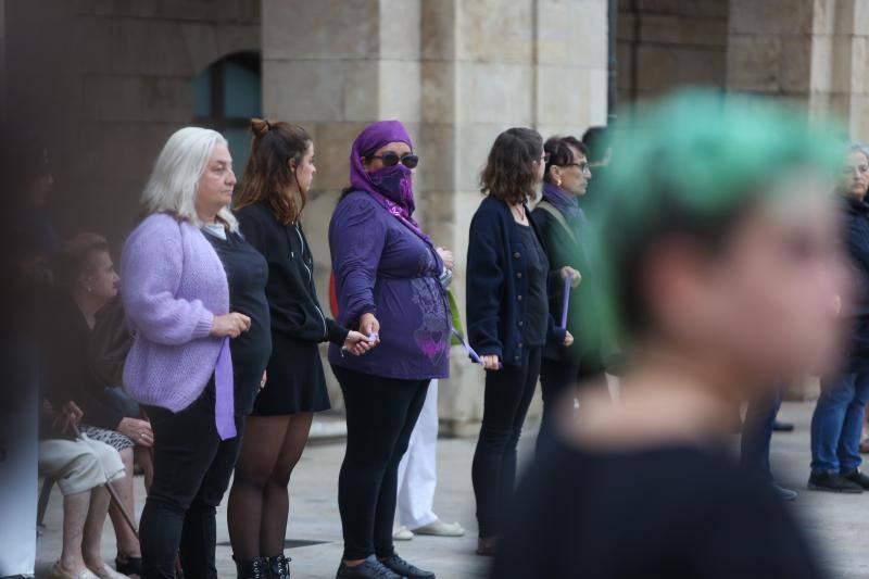 Asturias celebró movilizaciones feministas al grito de «ni una menos», «vivas nos queremos» y «basta ya de violencia patriarcal». Decenas de personas, la mayoría mujeres, recorrieron las calles de Oviedo, Avilés y Piedras Blancas, uniéndose así a la movilización internacional #EmergenciaFeminista.