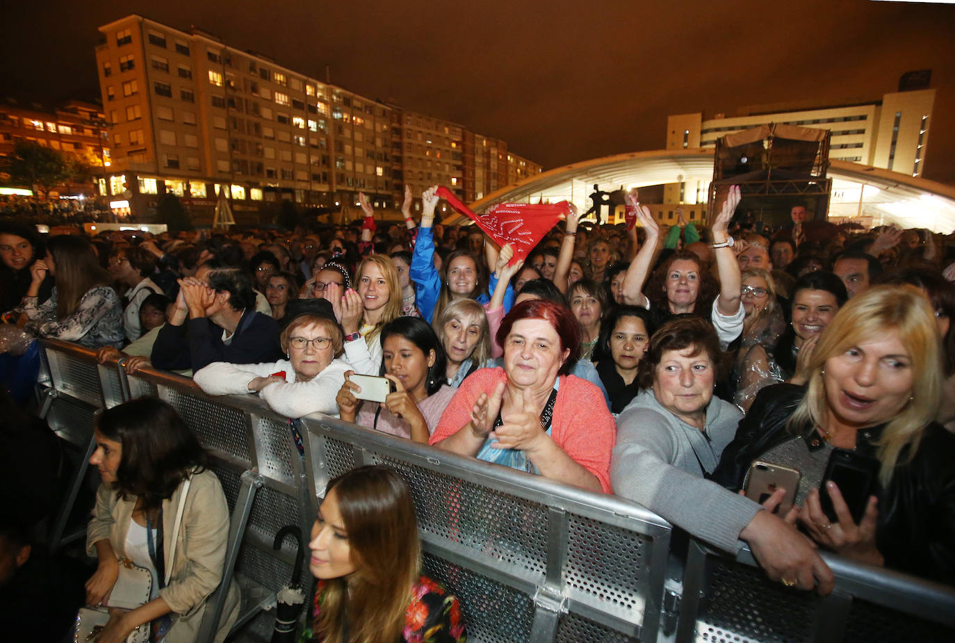 El directo del cantante cántabro era uno de los más esperados de las fiestas de San Mateo, algo que se notó por la gran afluencia de público.
