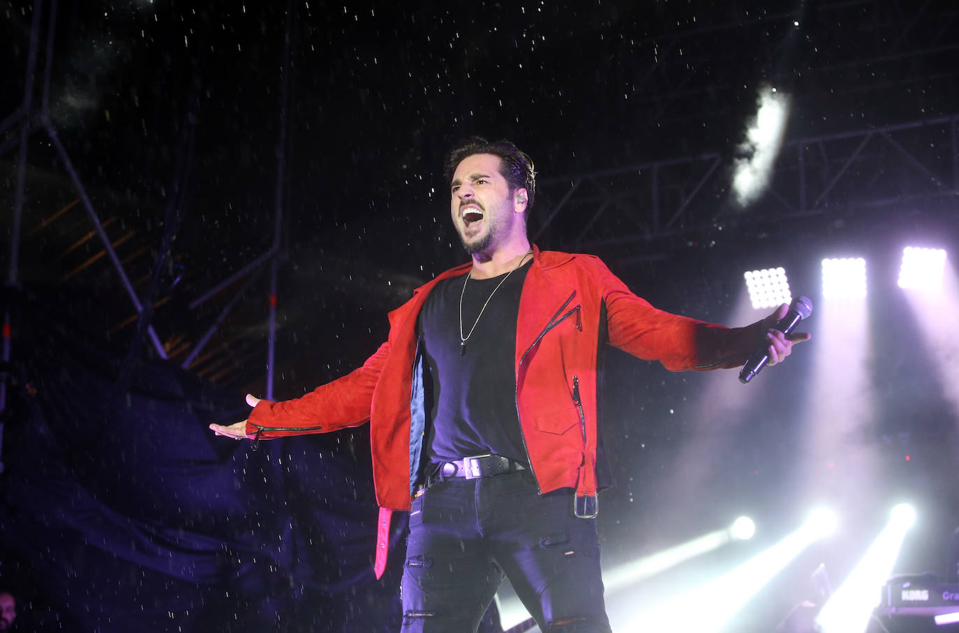 El directo del cantante cántabro era uno de los más esperados de las fiestas de San Mateo, algo que se notó por la gran afluencia de público.