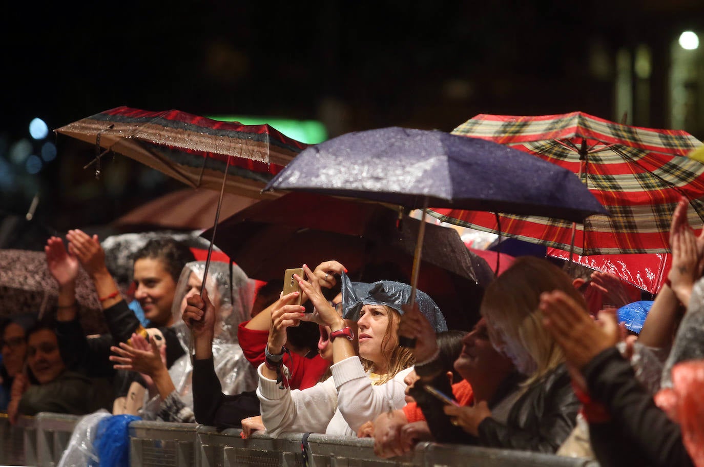 El directo del cantante cántabro era uno de los más esperados de las fiestas de San Mateo, algo que se notó por la gran afluencia de público.