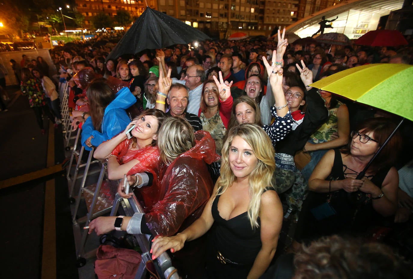 El directo del cantante cántabro era uno de los más esperados de las fiestas de San Mateo, algo que se notó por la gran afluencia de público.