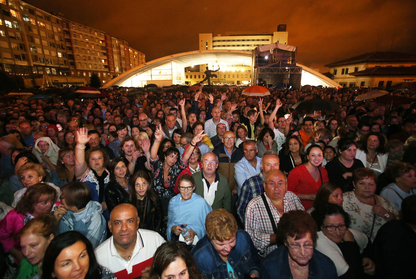 El directo del cantante cántabro era uno de los más esperados de las fiestas de San Mateo, algo que se notó por la gran afluencia de público.