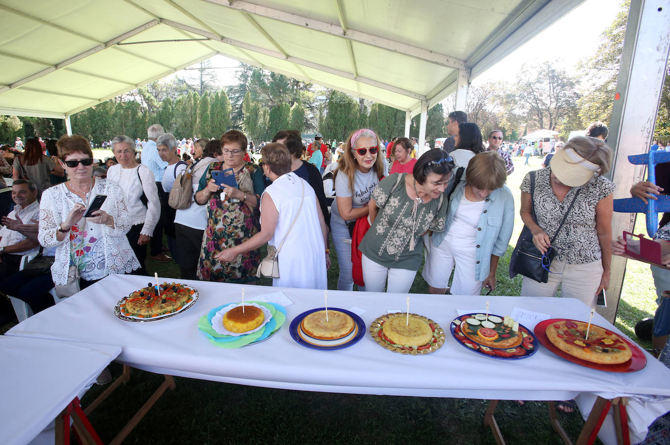 Oviedo disfrutó de una jornada soleada para cumplir con la tradición.