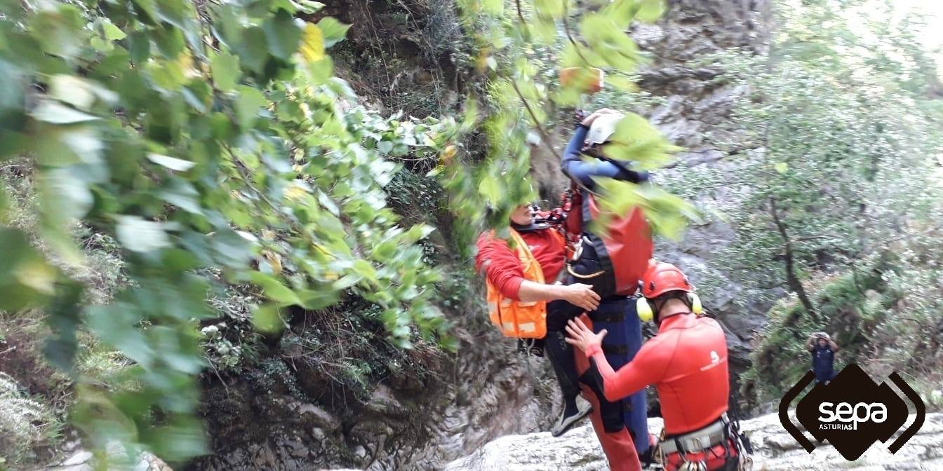 La afectada fue trasladada en helicóptero al Hospital de Arriondas. 