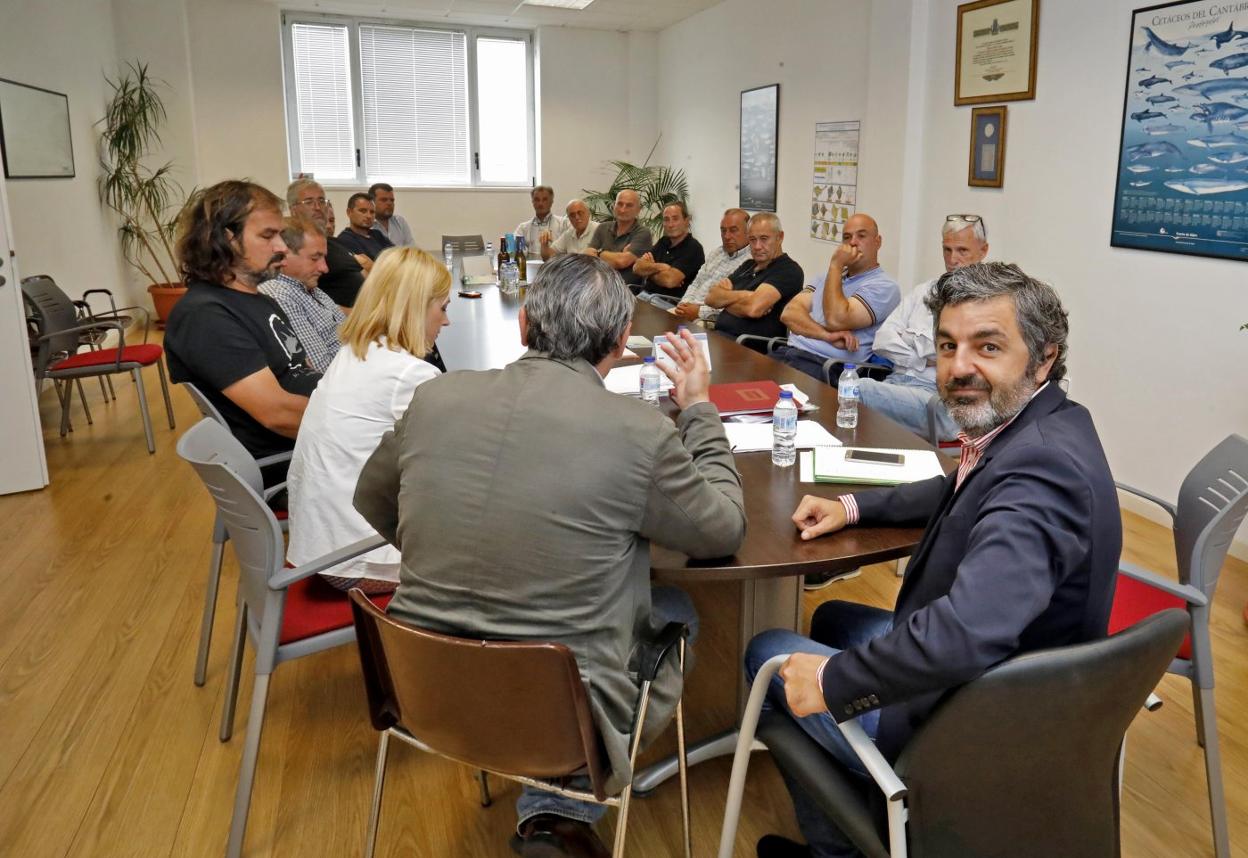El consejero Alejandro Calvo (girado) y los presidentes de las cofradías asturianas, durante la reunión celebrada en El Musel. 