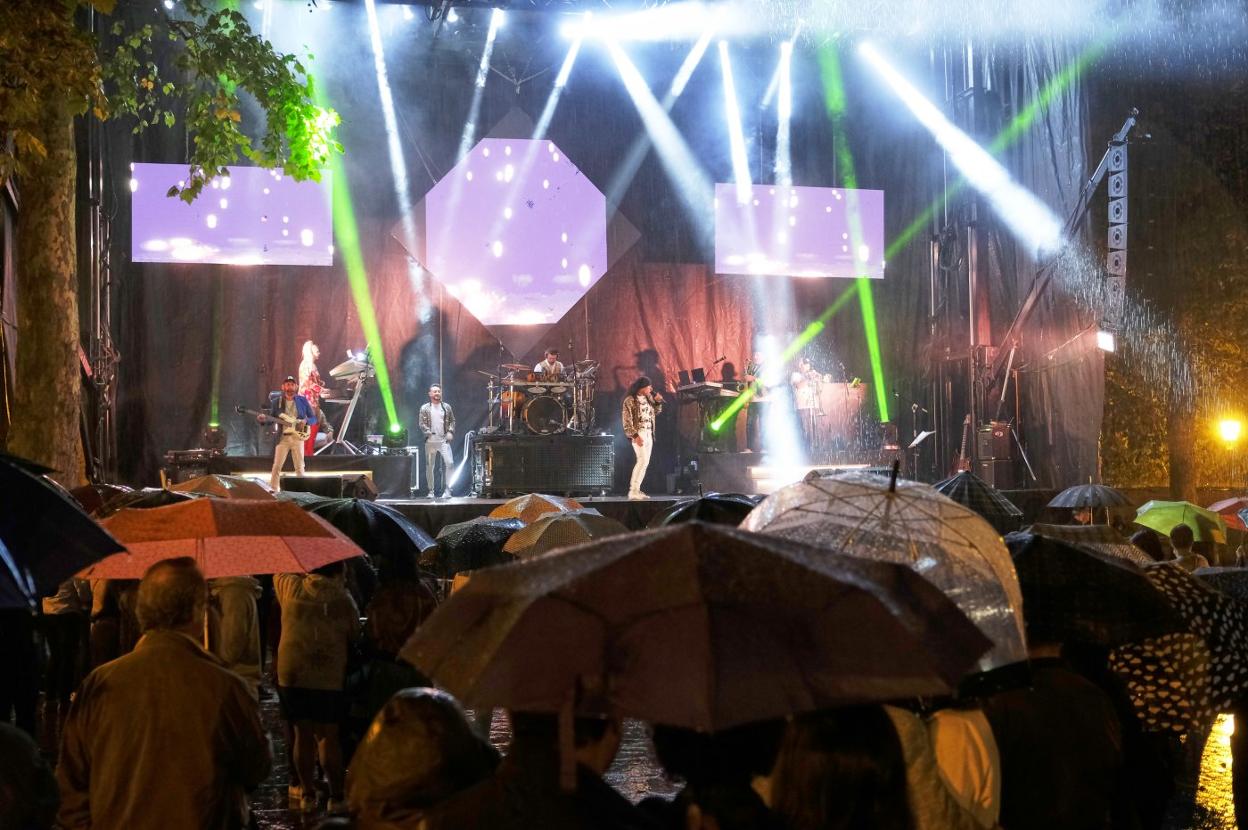 Dominó congregó a miles de personas. 