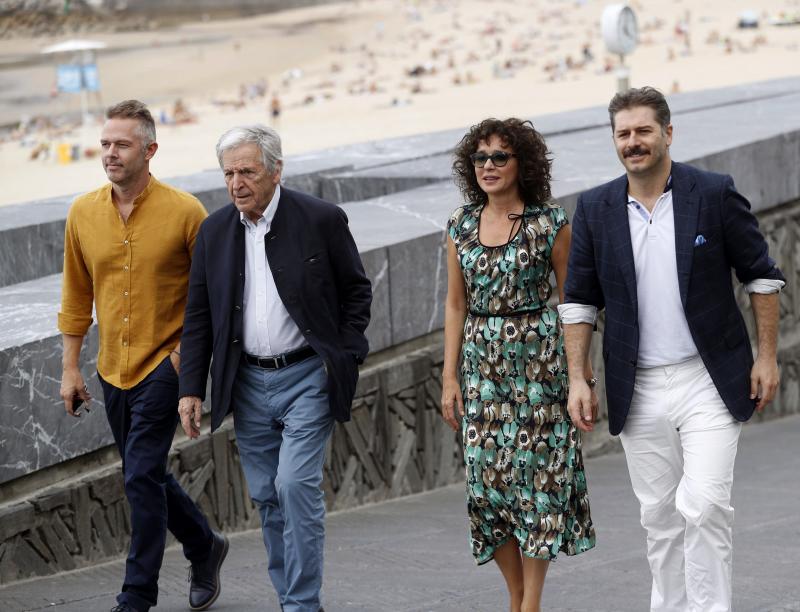 San Sebastián es este fin de semana la referencia mundial del cine, cuyos profesionales han reconocido la trayectoria del director Costa Gavras, galardonado con el Premio Donostia. El cineasta ha compartido la atención de los focos y los fans con las actrices francesas Juliette Binoche y Eva Green, y los protagonistas nacionales: Alejandro Amenábar, Karra Elejande, Belén Cuesta y Antonio de la Torre.