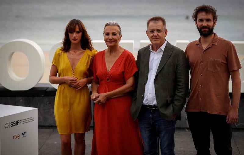 San Sebastián es este fin de semana la referencia mundial del cine, cuyos profesionales han reconocido la trayectoria del director Costa Gavras, galardonado con el Premio Donostia. El cineasta ha compartido la atención de los focos y los fans con las actrices francesas Juliette Binoche y Eva Green, y los protagonistas nacionales: Alejandro Amenábar, Karra Elejande, Belén Cuesta y Antonio de la Torre.