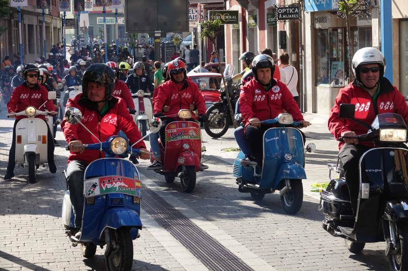 Más de 500 moteros acuden a la concentración de vespas y lambrettas de Llanes. Tras el corte de la cinta por la centenaria María Teresa Llaca, se movieron por Colombres, Panes, Alles y Cabrales para regresar a la villa 