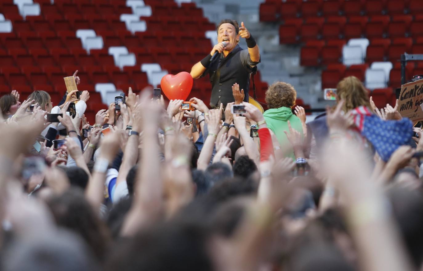 Bruce Springsteen entra en la tercera edad con la vitalidad de un joven rockero. Sus canciones y conciertos han colocado al artista américano en la cima mundial de la música. 