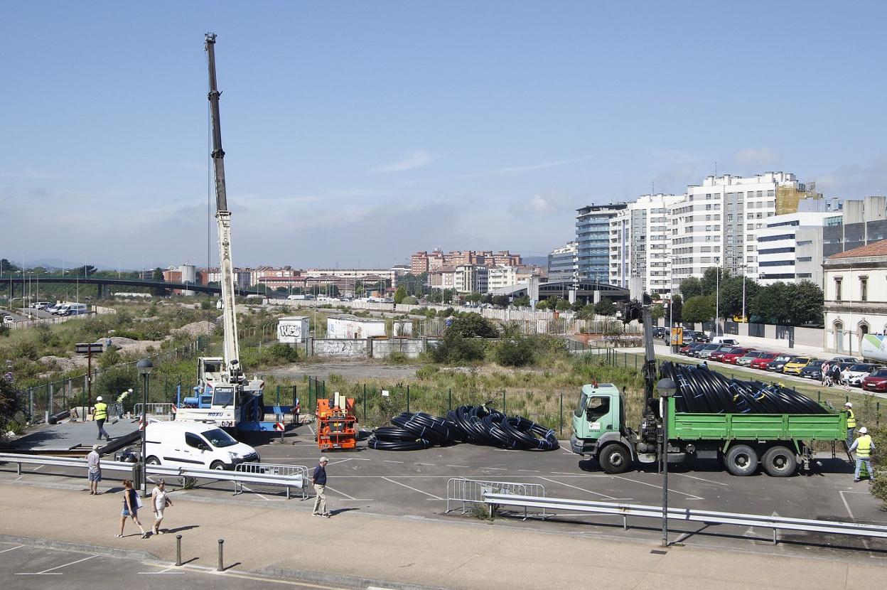 Introducción de materiales y maquinaria por la boca del túnel del 'solarón' en julio. 