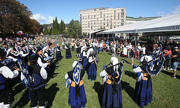 La Real Banda de Gaitas Ciudad de Oviedo durante una de sus actuaciones en la romería celebrada en el parque del Truébano. 