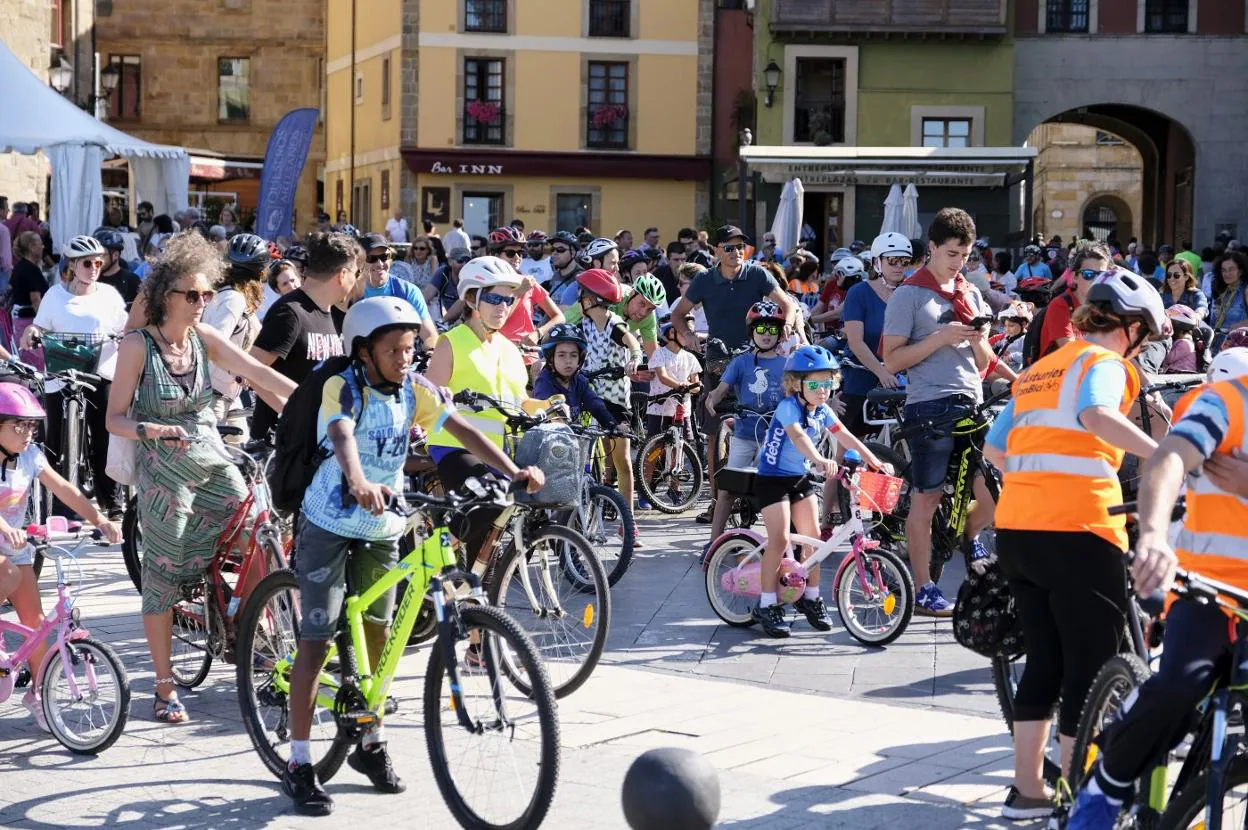 Numerosas familias con niños pequeños participaron en la Bicicletada entre la plaza Mayor y el Acuario. 