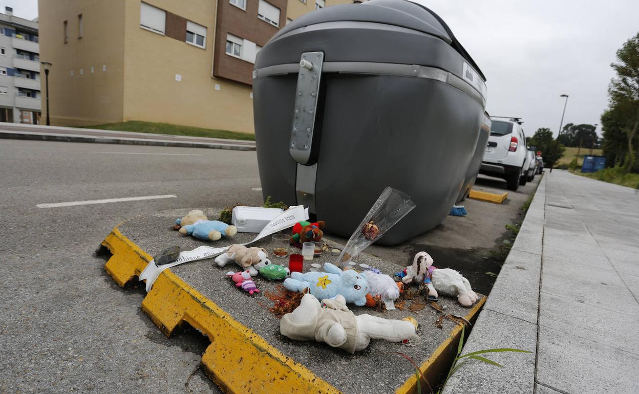 Muñecos y flores en el lugar en el que hallaron al bebé muerto. 