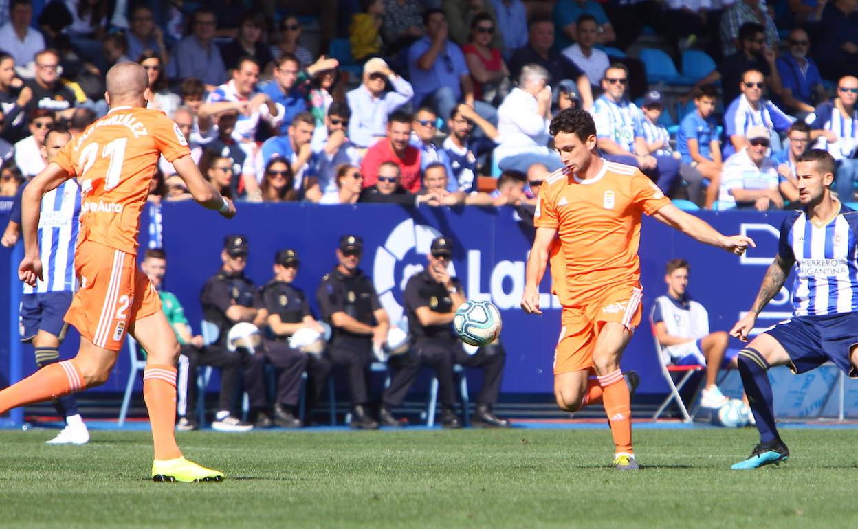 Borja Sánchez en una jugada del partido entre la Ponferradina y el Real Oviedo. 