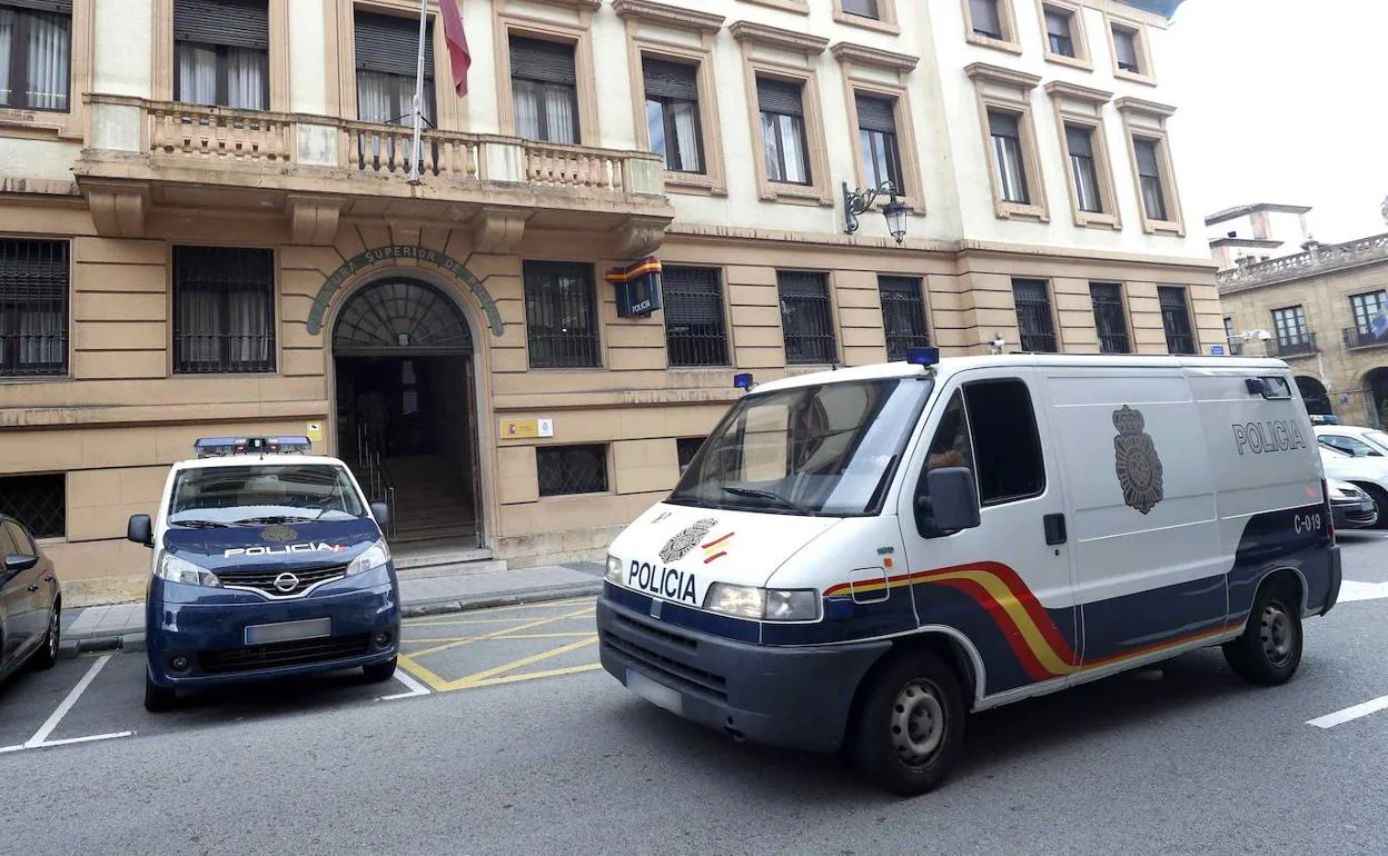 Jafatura Superior de Policía de Oviedo.