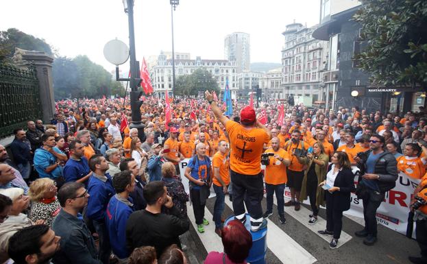 Imagen. Los trabajadores de Vesuvius marchan hacia Oviedo