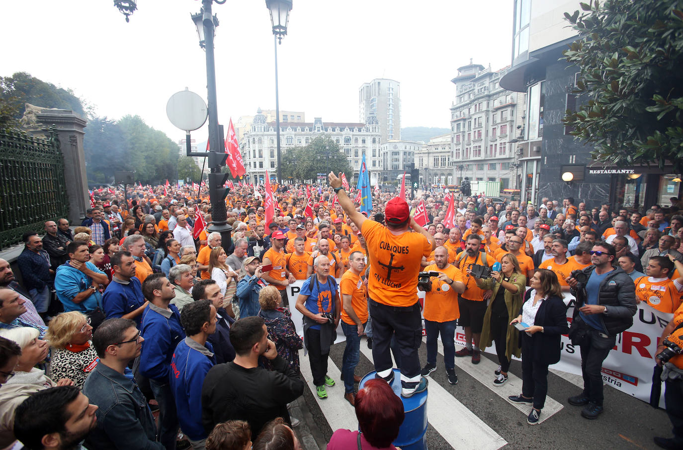 Los integrantes de la marcha de Vesuvius, ante la Junta General del Principado. 