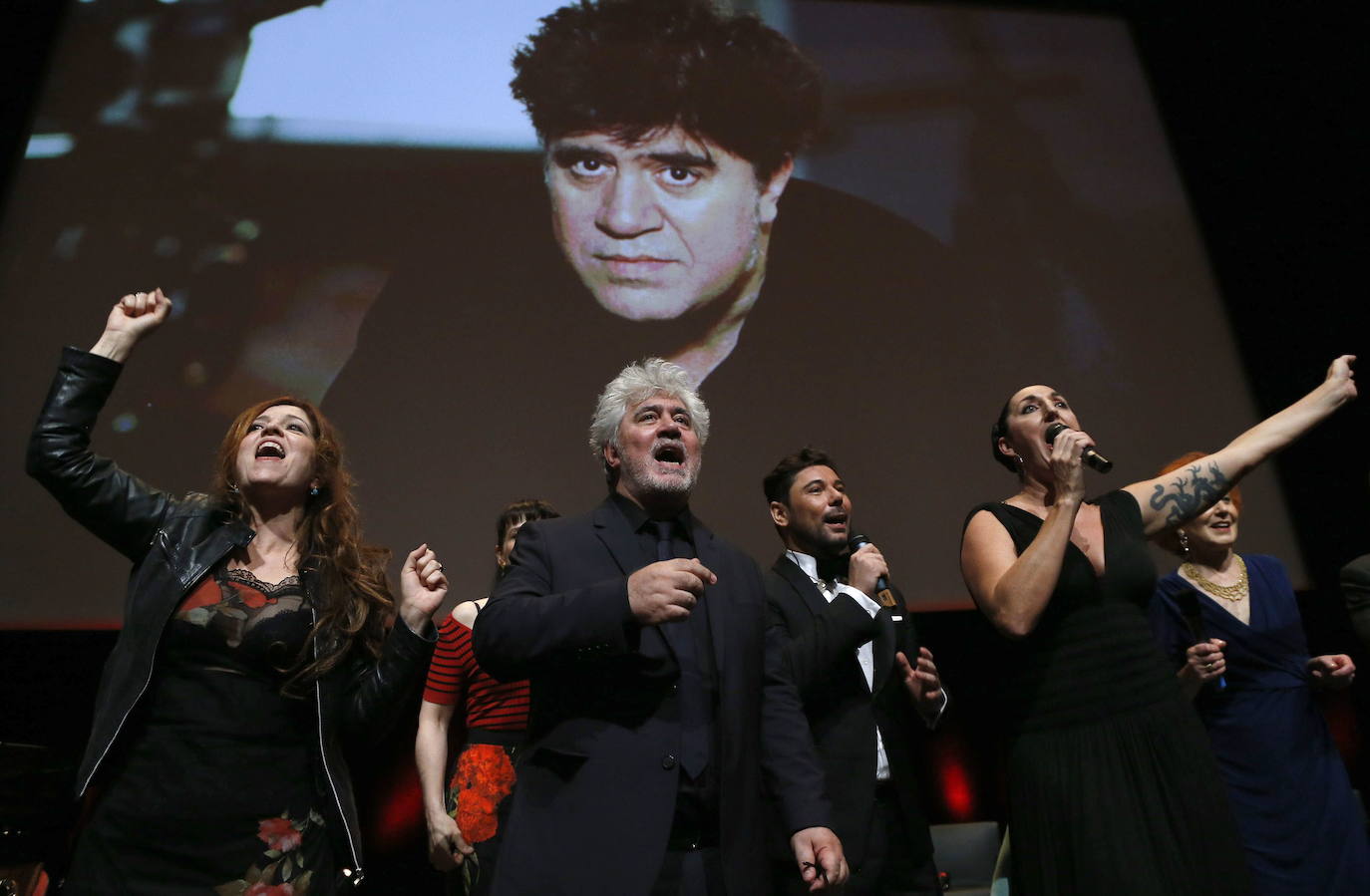 El cineasta manchego cumple 70 años con dos Óscar en su haber y varios premios Goya. Acaba de estrenar su última película 'Dolor y Gloria', en la que Antonio Banderas interpreta al propio Pedro Almodóvar.
