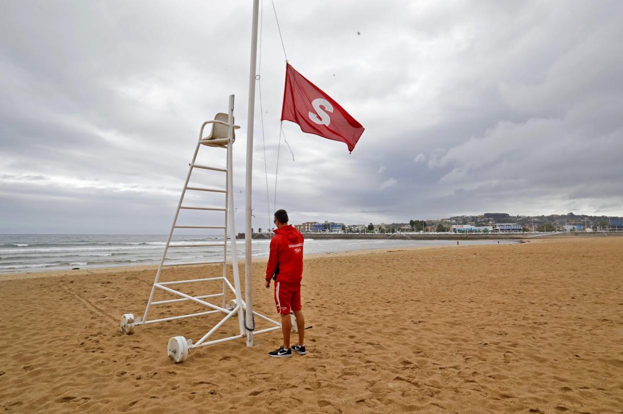 Los salvamento izaron la bandera roja en la escalera 12 para prohibir el baño en la zona este de San Lorenzo. 