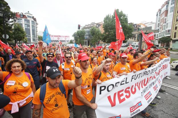 La marcha de los trabajadores de Vesuvius, a su entrada a Oviedo tras cinco horas de trayecto. 