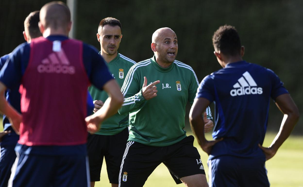 Javi Rozada da explicaciones a sus futbolistas en la sesión de ayer.