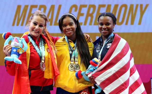 Lydia Valentín, junto a sus compañeras de podio. 