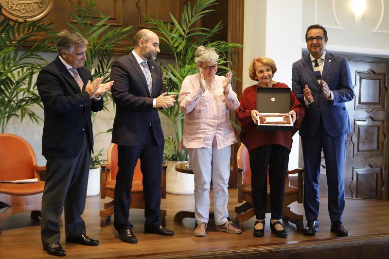 Serenos Gijón celebró su 20 aniversario en el Club de Regatas homenajeando a todos los concejales de empleo del Ayuntamiento y a los tres primeros serenos.