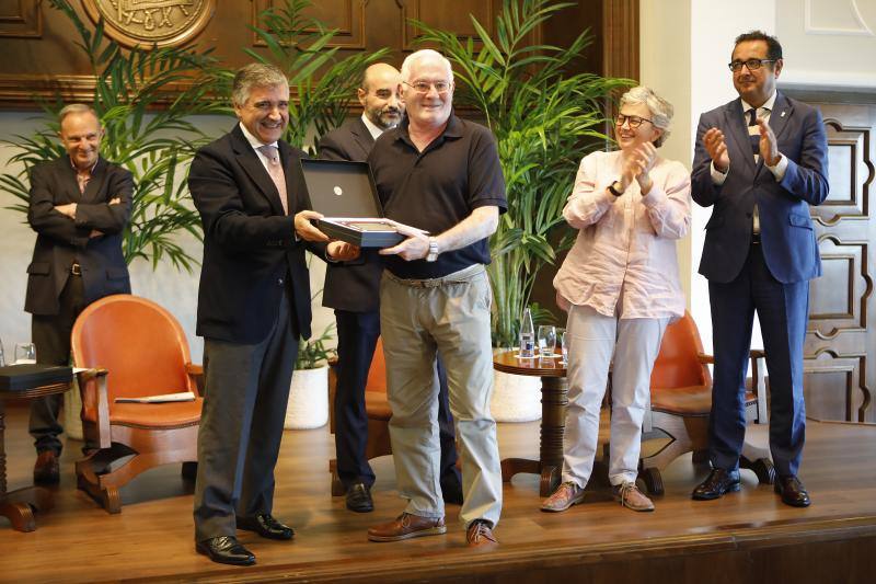 Serenos Gijón celebró su 20 aniversario en el Club de Regatas homenajeando a todos los concejales de empleo del Ayuntamiento y a los tres primeros serenos.