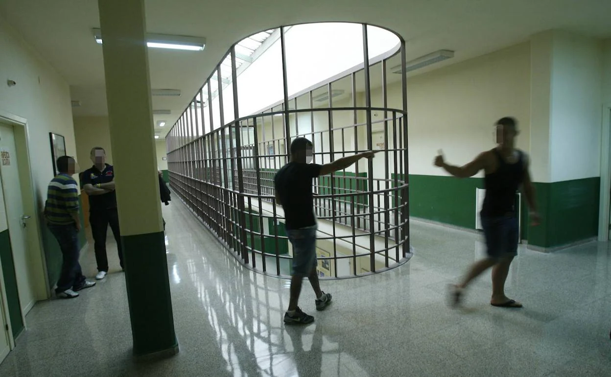 Presos, en uno de los pasillos del interior del centro penitenciario asturiano. 